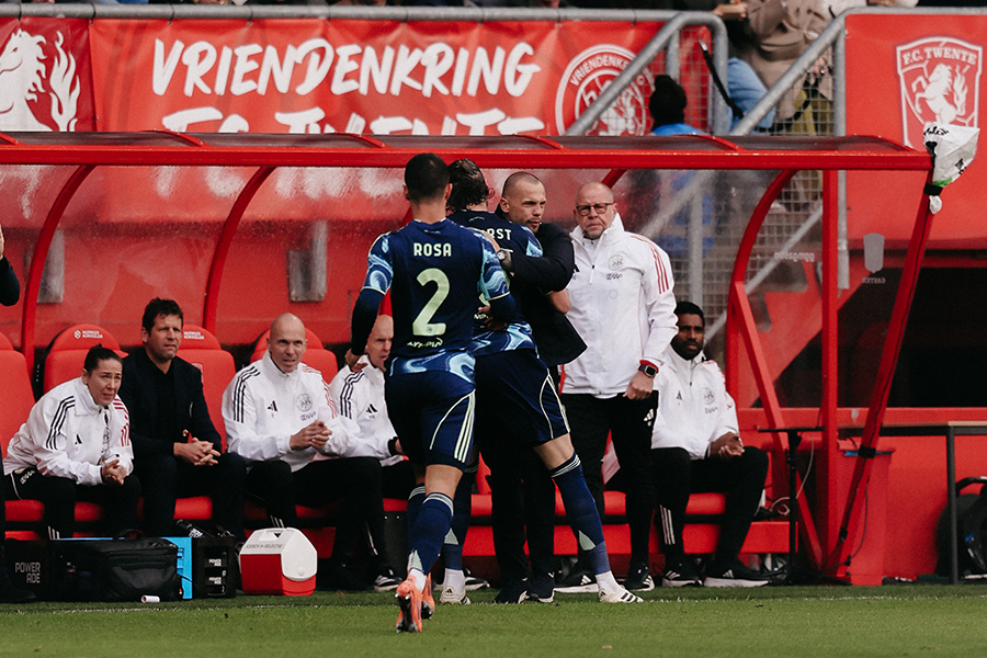 Wout Knuffel Heitinga Na Goal