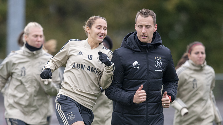 laatste-training-ajax-vrouwen-voor-vlucht-naar-lyon-18