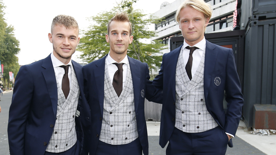 -stralende-ziyech-draagt-gouden-schoen-op-aan-moeder--9