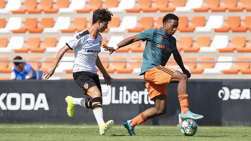 ajax-o19-blijft-foutloos-in-uyl-na-zege-op-valencia-4
