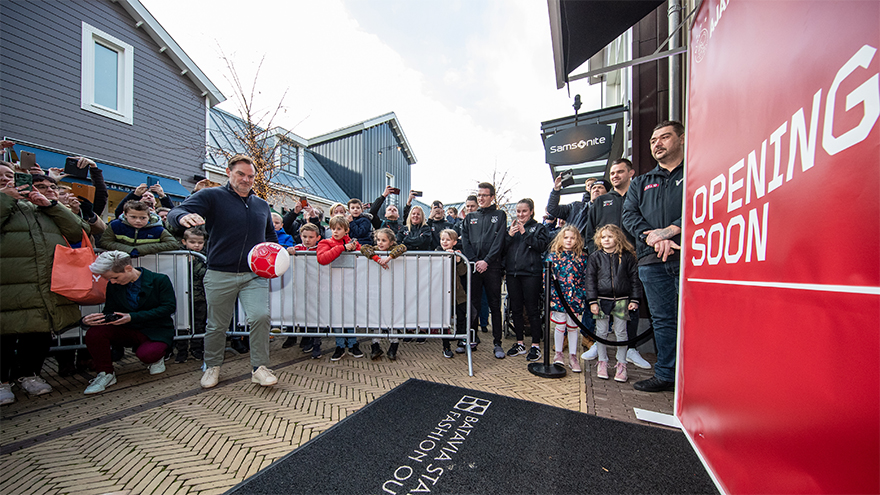 drukke-opening-van-ajax-fanshop-in-batavia-stad-6