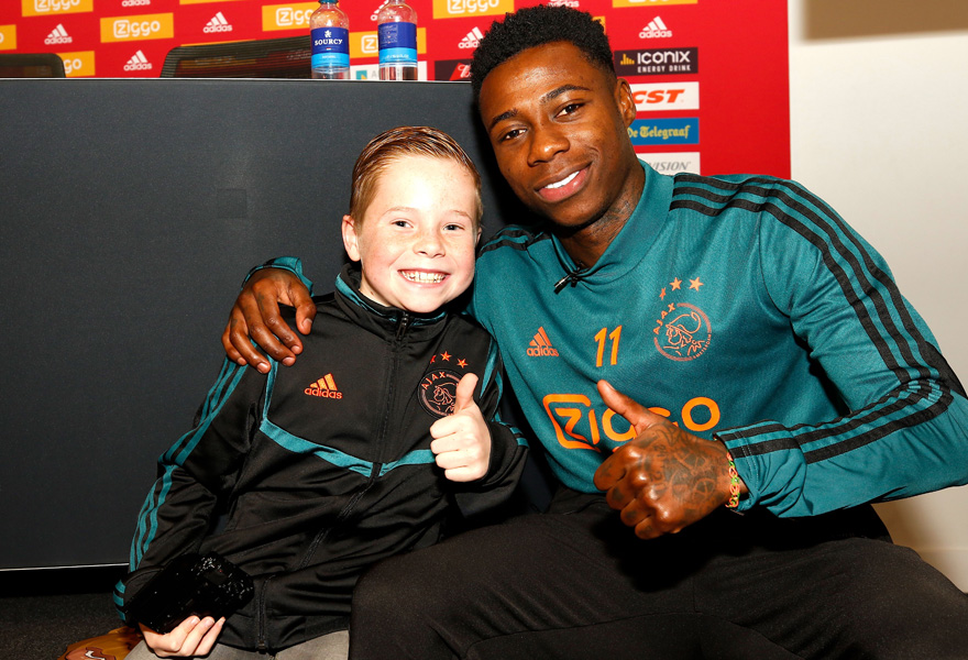 kids-club-persconferentie-lachen-gieren-brullen-1