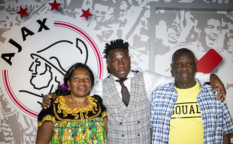 throwback-de-reden-waarom-onana-constant-naar-de-tribunes-keek