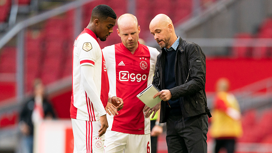 Klaassen en Gravenberch in gesprek met Ten Hag tijdens Ajax - sc Heerenveen.