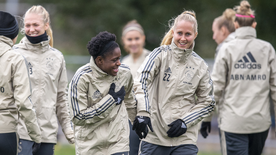 laatste-training-ajax-vrouwen-voor-vlucht-naar-lyon-14