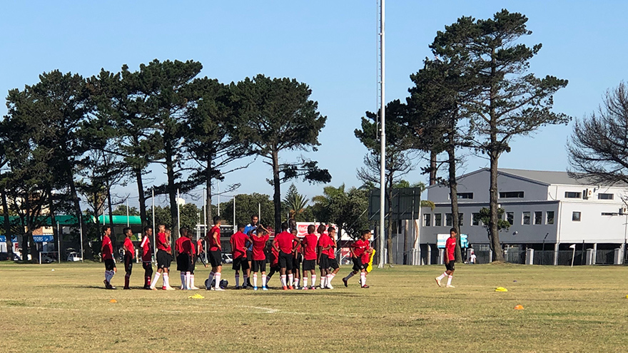 twaalfjarige-ajax-speler-lucas-jetten-bezoekt-ajax-cape-town-veel-geleerd-4