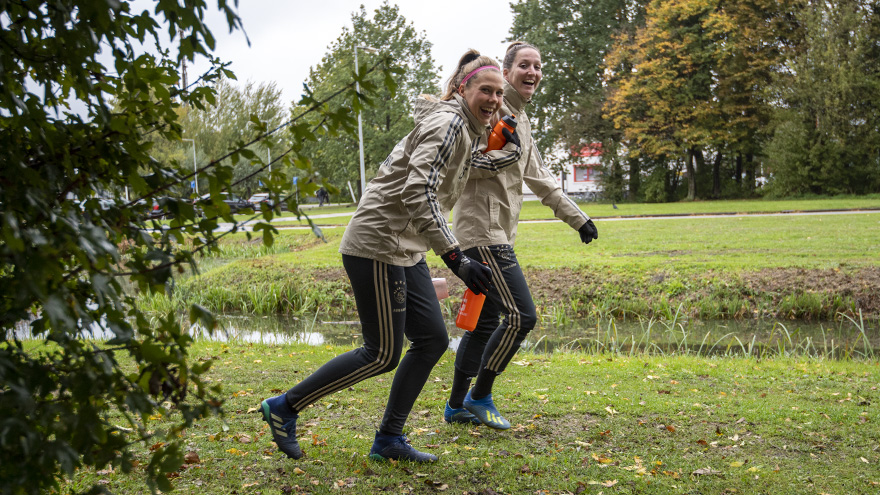 laatste-training-ajax-vrouwen-voor-vlucht-naar-lyon-8