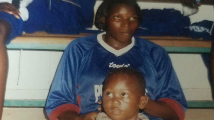 Lassina Traoré mocht met zijn moeder mee de kleedkamer in.