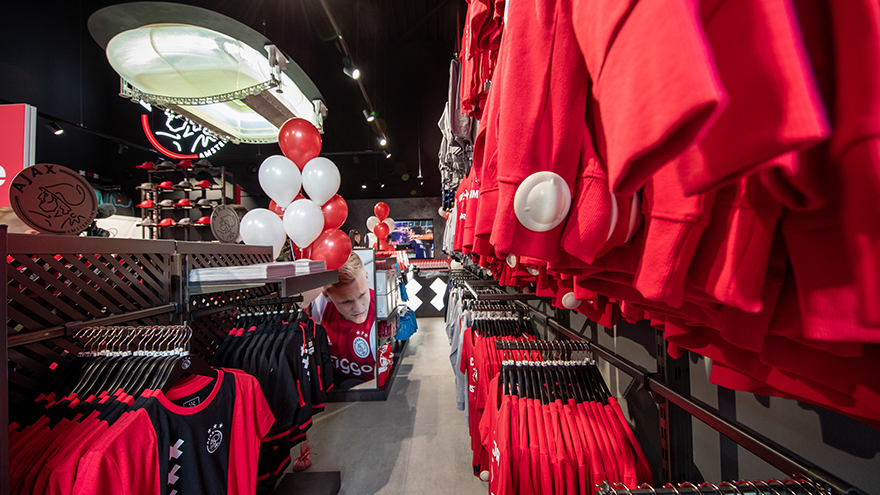 drukke-opening-van-ajax-fanshop-in-batavia-stad-2