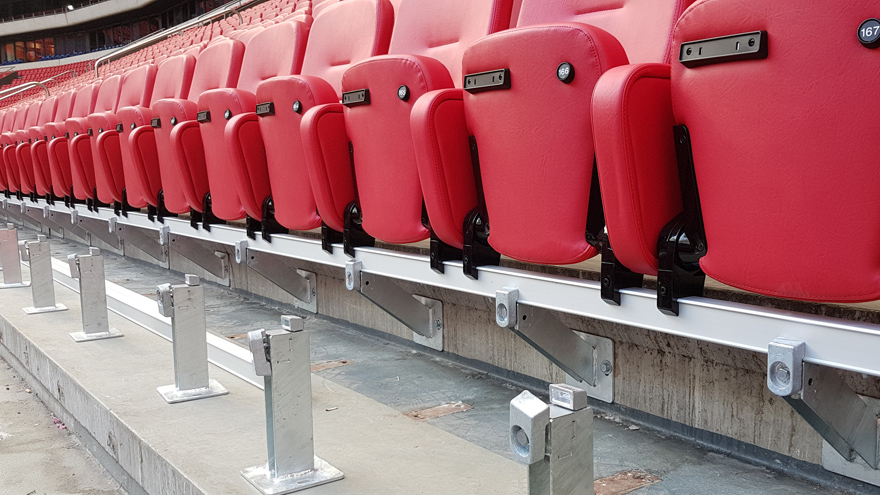 laatste-stoelen-vervangen-johan-cruijff-arena-helemaal-rood-wit-4