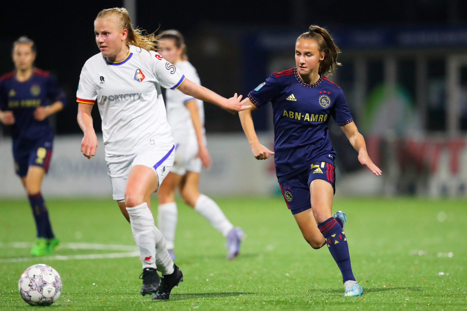 Ajax Vrouwen vermorzelen Telstar: 2-7
