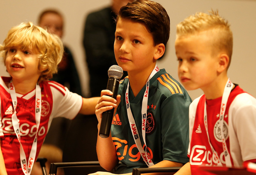 kids-club-persconferentie-lachen-gieren-brullen-3
