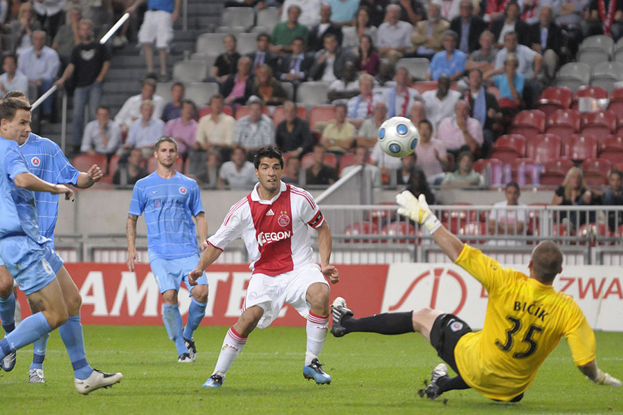 Eerste Europa League Duel Ajax Suarez 01 900
