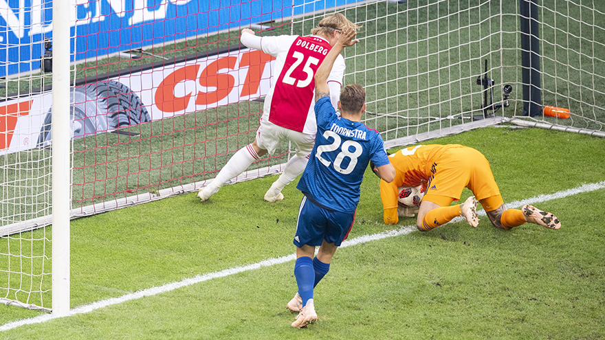 met-jari-als-talisman-wint-ajax-simpel-van-feyenoord-3
