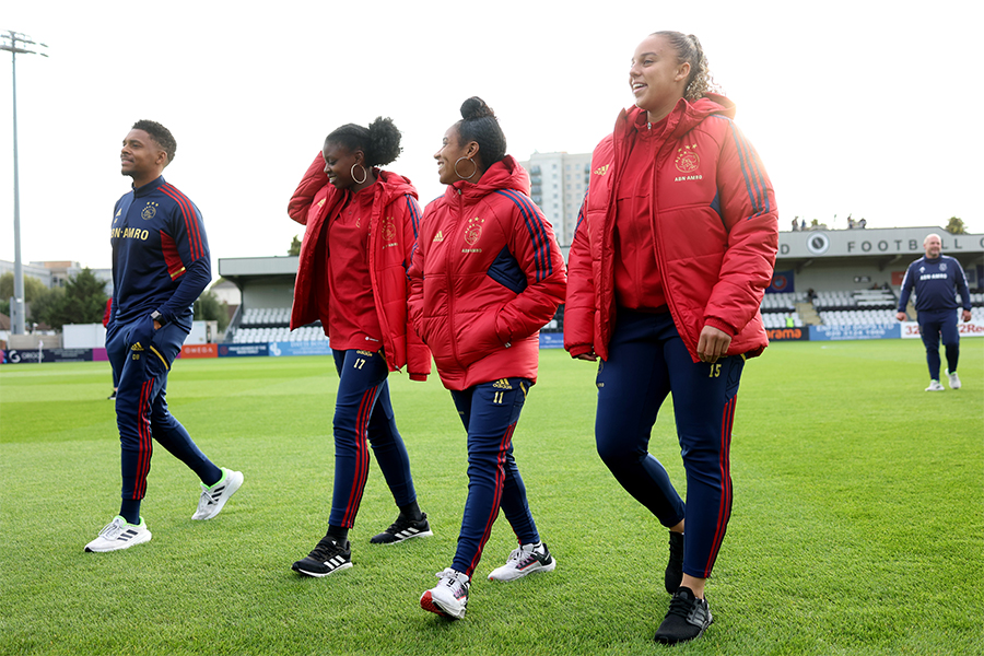 Aankomst Ajax Vrouwen 900