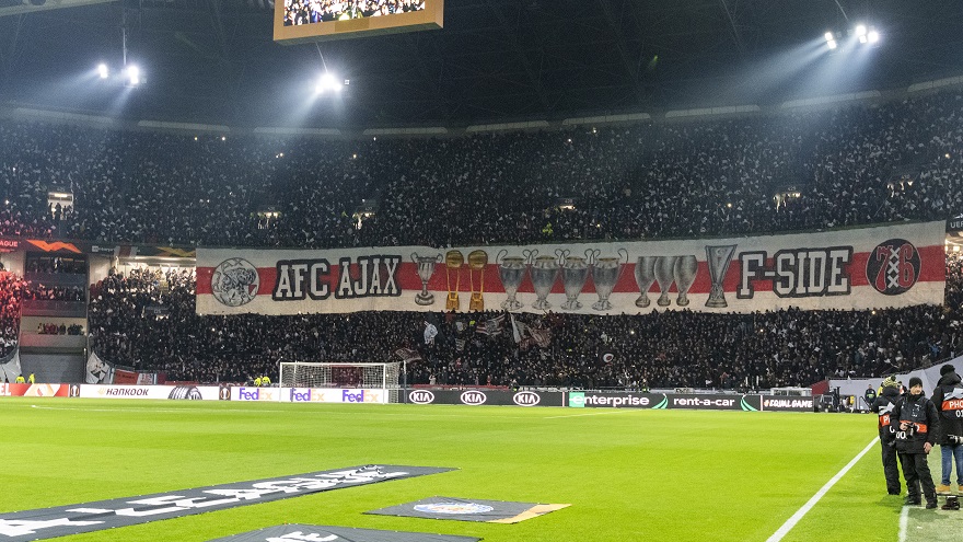Sfeeractie op de F-side voor Ajax-Getafe.