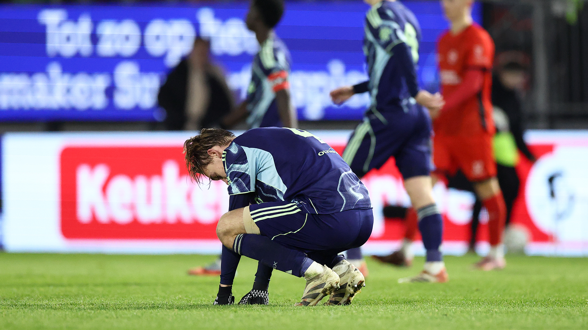Jong Ajax verliest na bizarre slotfase in Almere