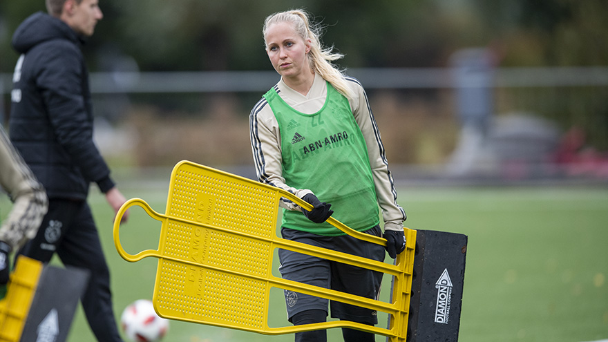 laatste-training-ajax-vrouwen-voor-vlucht-naar-lyon-25