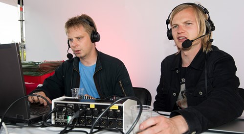 Commentatoren Anne de Jong (links) en Diederik van Zessen (rechts).