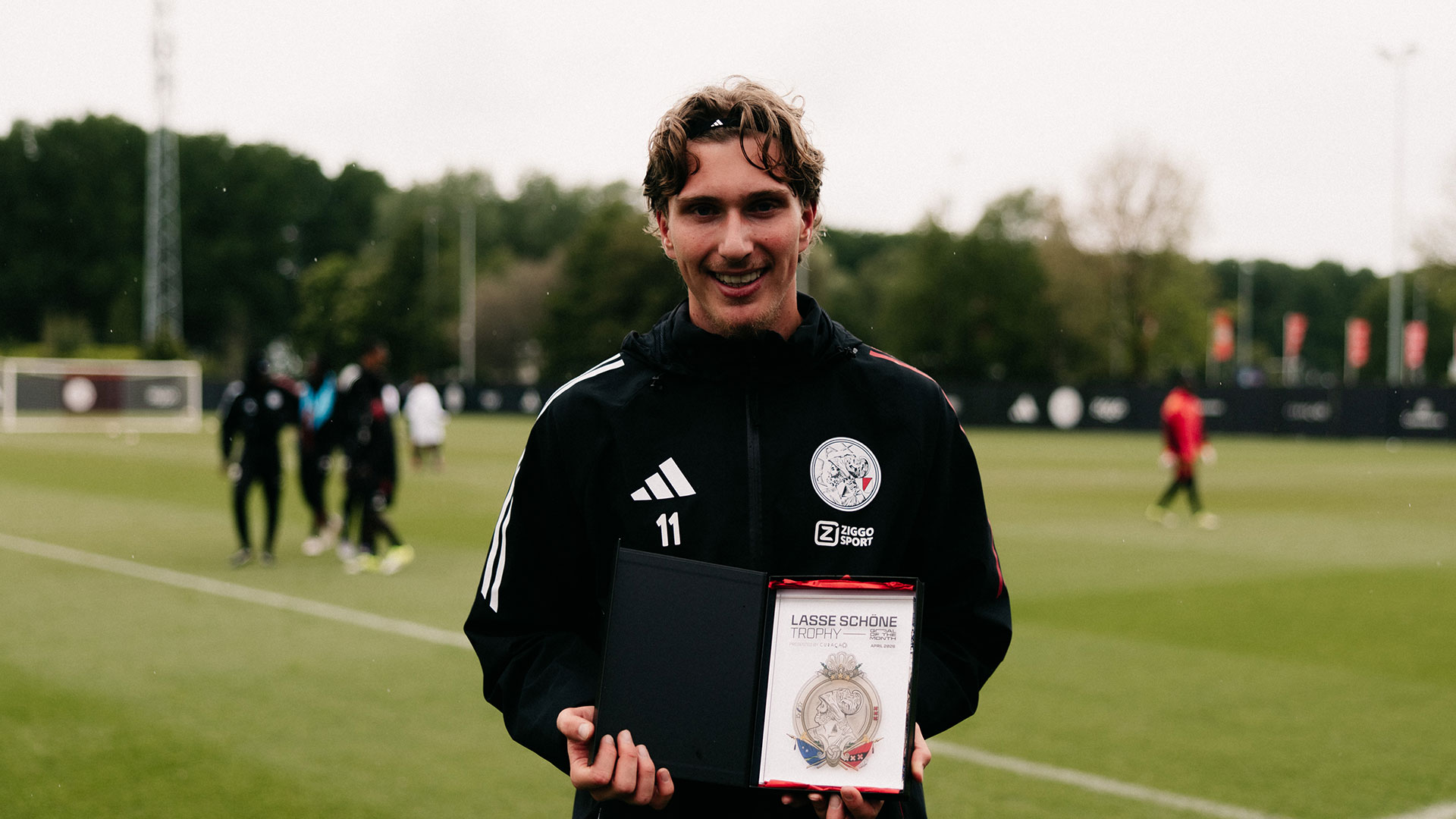 Mika Godts wint Ajax Goal of the Month april