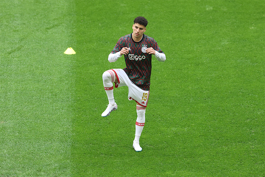 Sanchez Warming Up 900