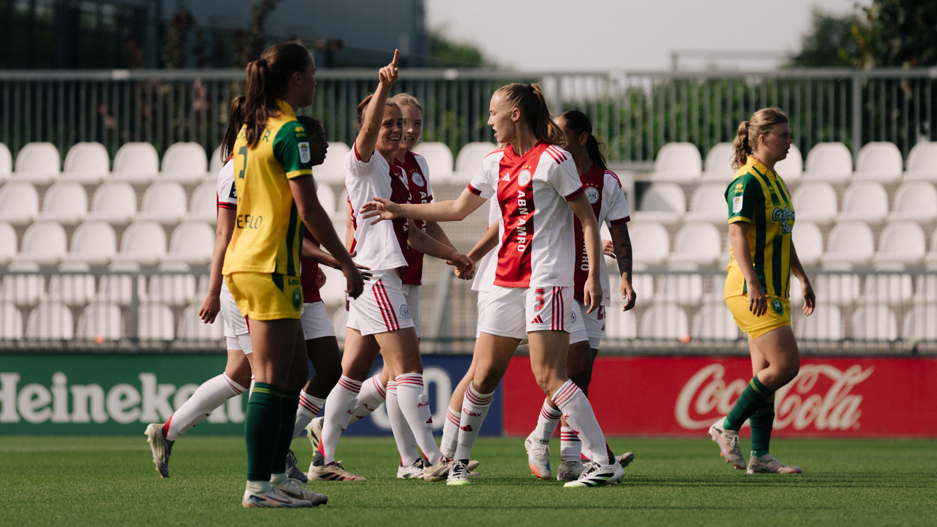 Debutanten en ruime zege bij seizoensstart Ajax Vrouwen