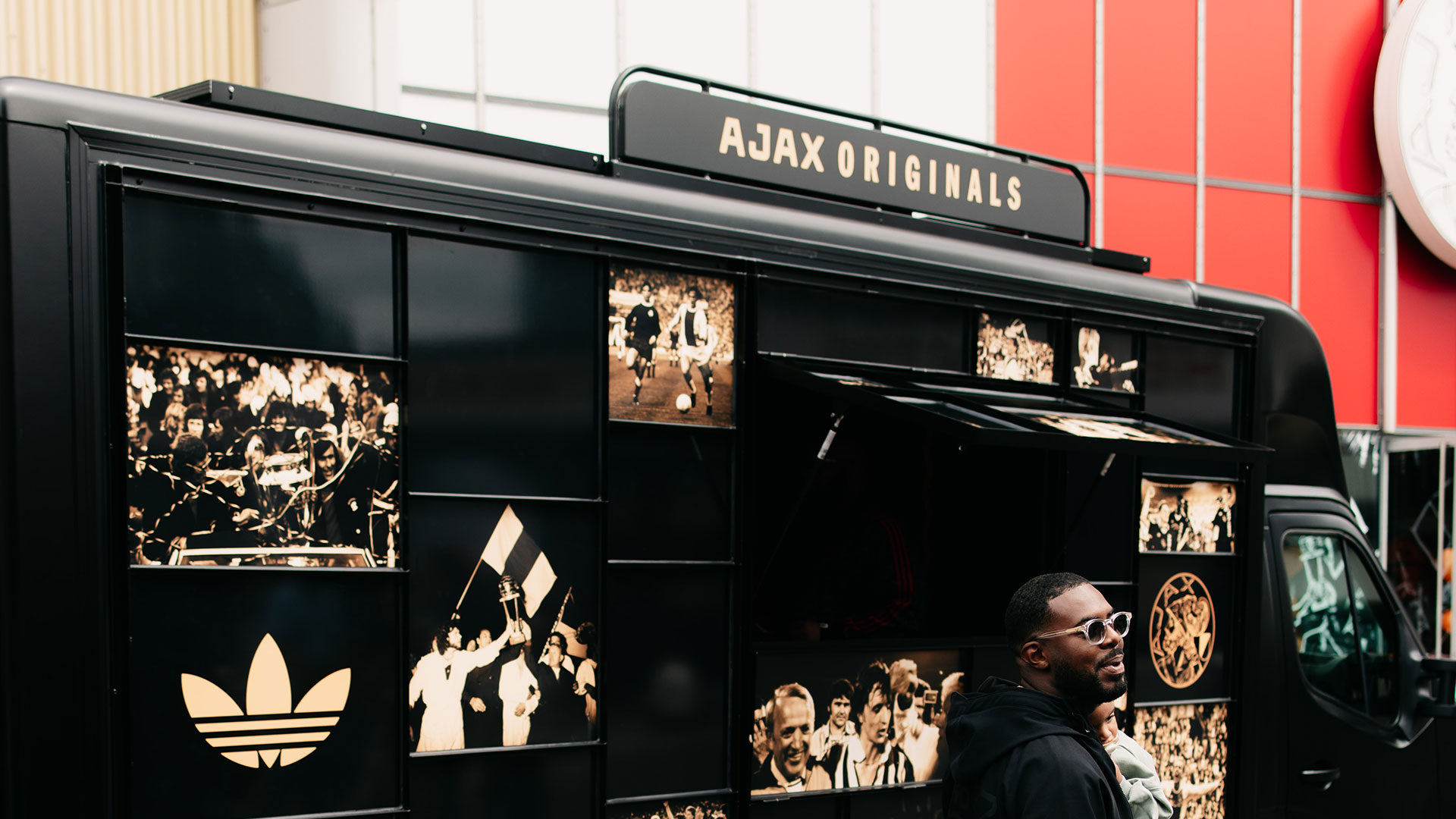 Ajax viert lancering tweede tenue in Amsterdam
