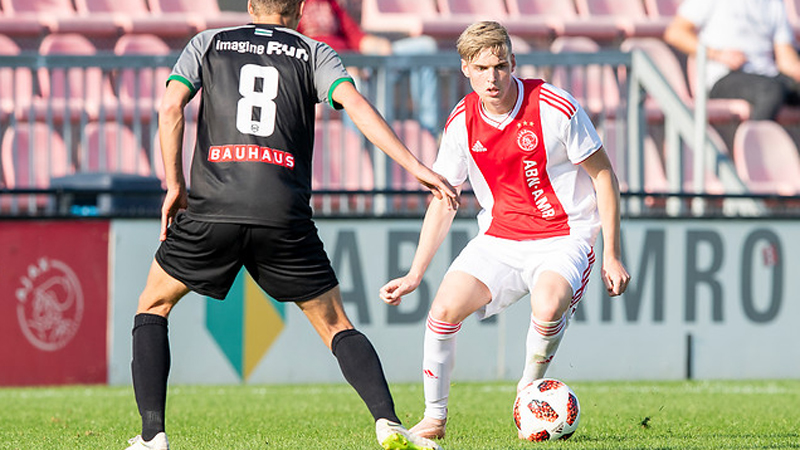 kenneth-taylor-wil-dit-seizoen-debuteren-in-ajax-1-3