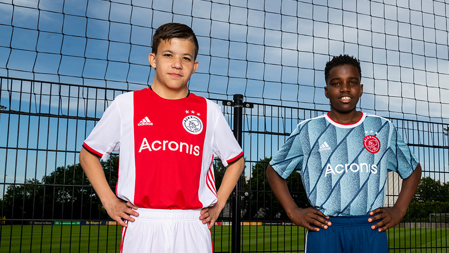 acronis-nieuwe-naam-op-shirt-ajax-jeugd-2