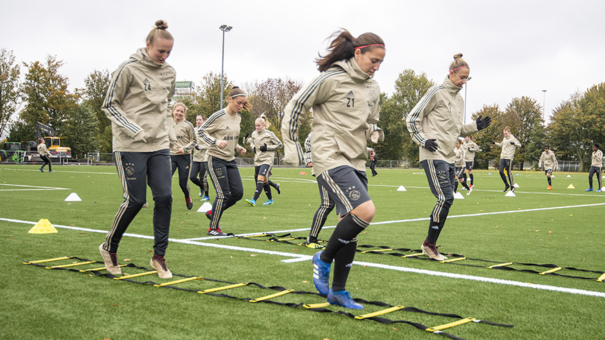 laatste-training-ajax-vrouwen-voor-vlucht-naar-lyon-9