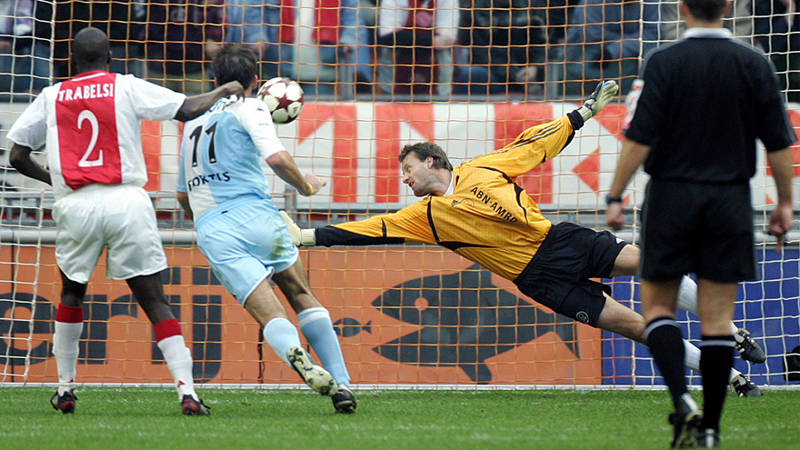Hans Vonk in 2004 in actie tegen Feyenoord.