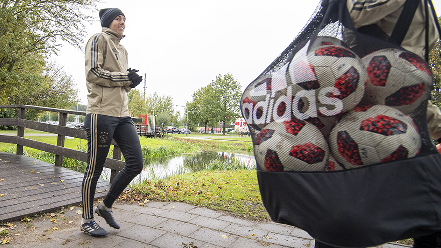 laatste-training-ajax-vrouwen-voor-vlucht-naar-lyon-7